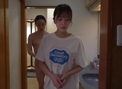 Bà mẹ dan díu với HLV bóng đá của con trai