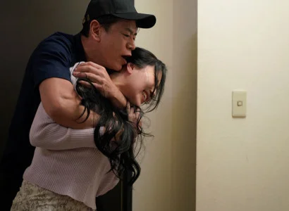 Nữ ca sĩ bị fan cuồng tấn công tình dục vì thân hình gợi tình
