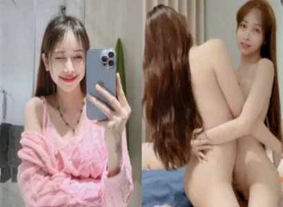 Cô nàng Lâm Thái Vy và bạn thân móc bím ngay trên sóng trực tiếp