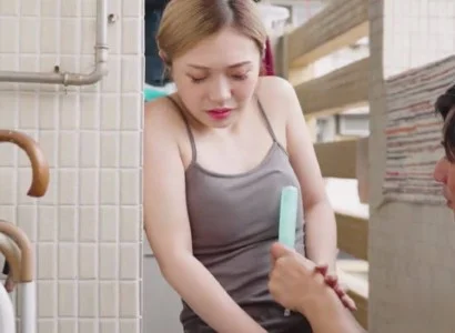 Người chồng trẻ giúp em dâu sinh con
