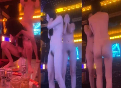 Người đẹp biểu diễn màn thoát y gợi cảm ngay trong quán hát